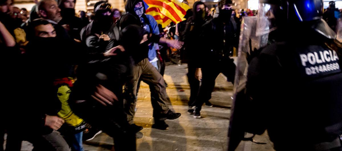 Disturbios durante las protestas tras la publicación de la sentencia del procés, en Via Laietana (Barcelona).
