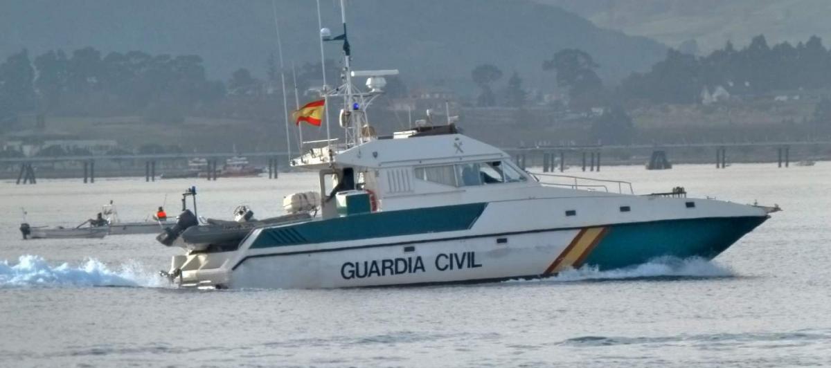 Lancha de la Guardia Civil en plena patrulla en Santander