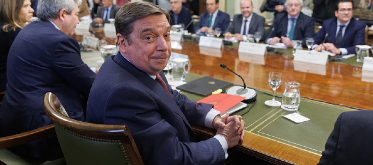 El ministro de Agricultura, Pesca y Alimentación, Luis Planas (c), preside el pleno del Observatorio de la Cadena Alimentaria, en la sede del Ministerio.