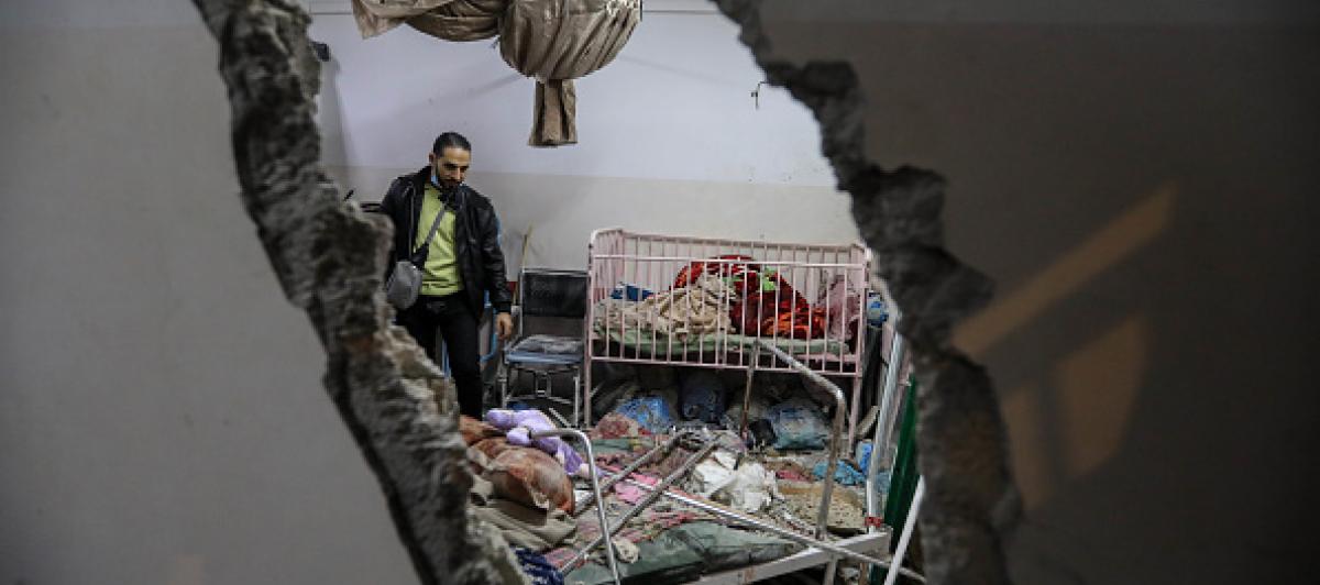 Imagen de archivo de los destrozos causados por anteriores bombardeos israelíes hospital Nasser, en Jan Yunis (Gaza).
