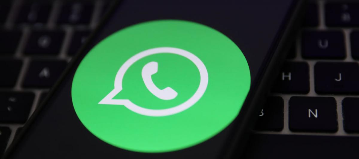 Logotipo de WhatsApp en la pantalla de un teléfono móvil.