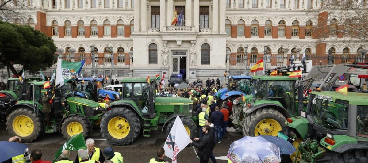 Tractores en la puerta del Ministerio de Agricultura