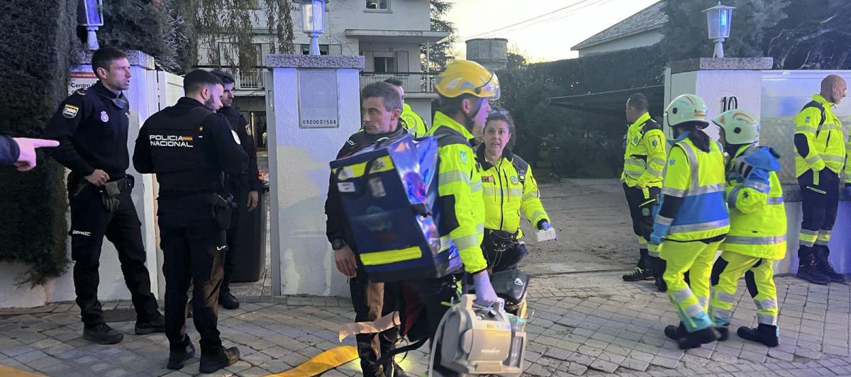 Bomberos a las puertas de una residencia tras un incendio