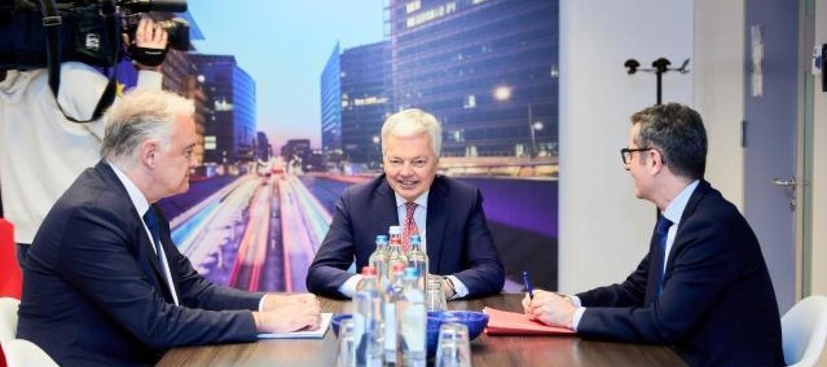 González Pons (izda.), Reynders (centro) y Bolaños (dcha.) este lunes en Bruselas