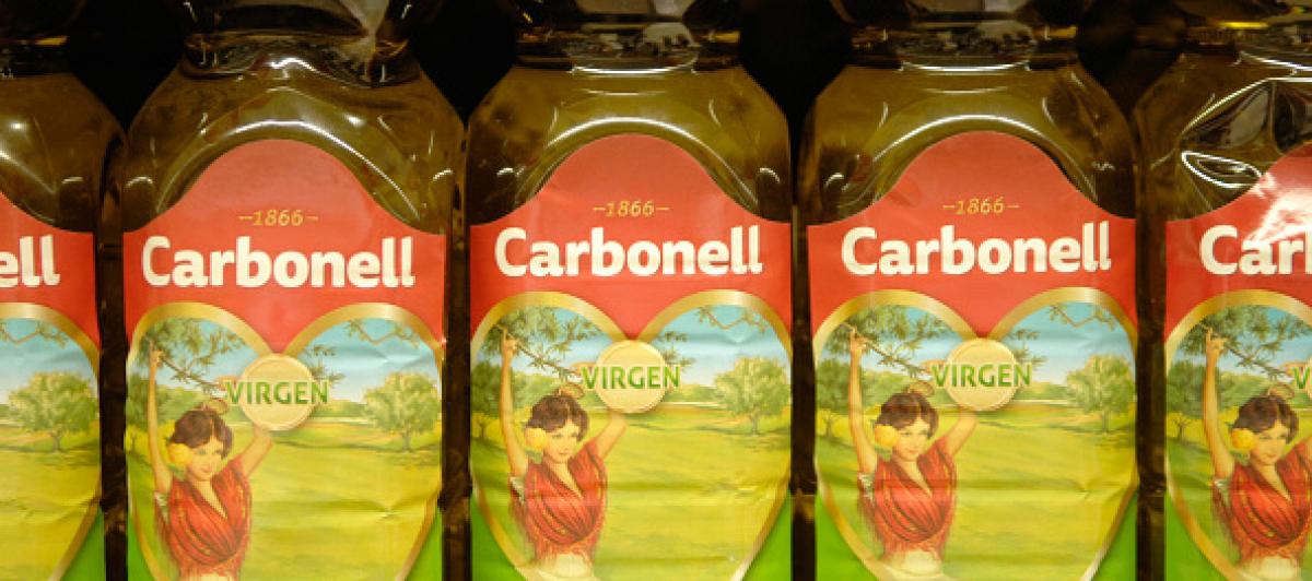 Imagen de archivo de aceite de oliva en un estante de un supermercado.