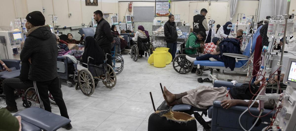 Pacientes que requieren de diálisis y no han podido abandonar el hospital Nasser de Gaza.