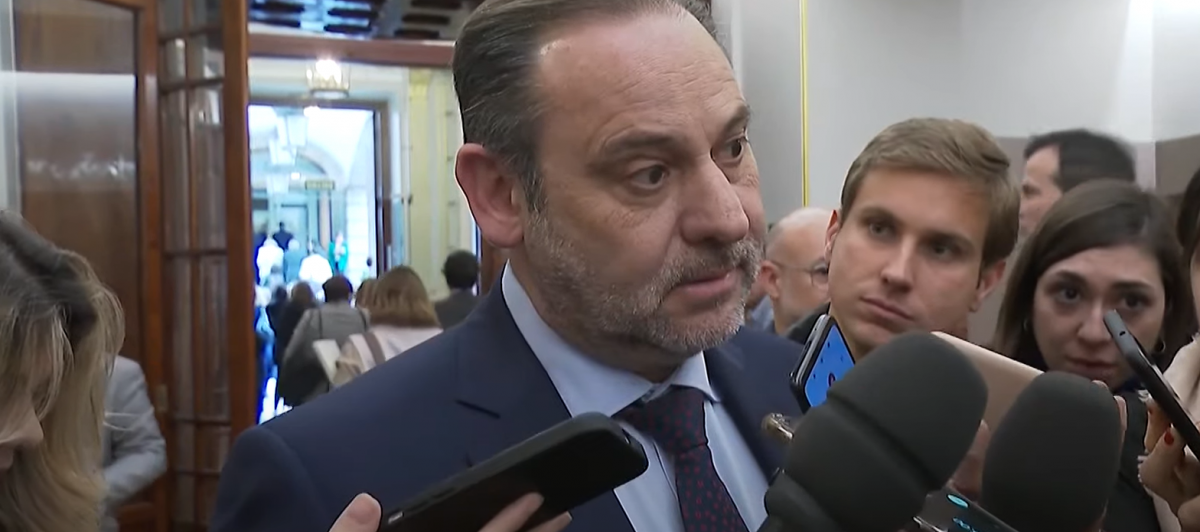 El exministro de Transportes y diputado socialista, José Luis Ábalos, respondiendo a las preguntas de los periodistas a la salida de la sesión de control en el Congreso.