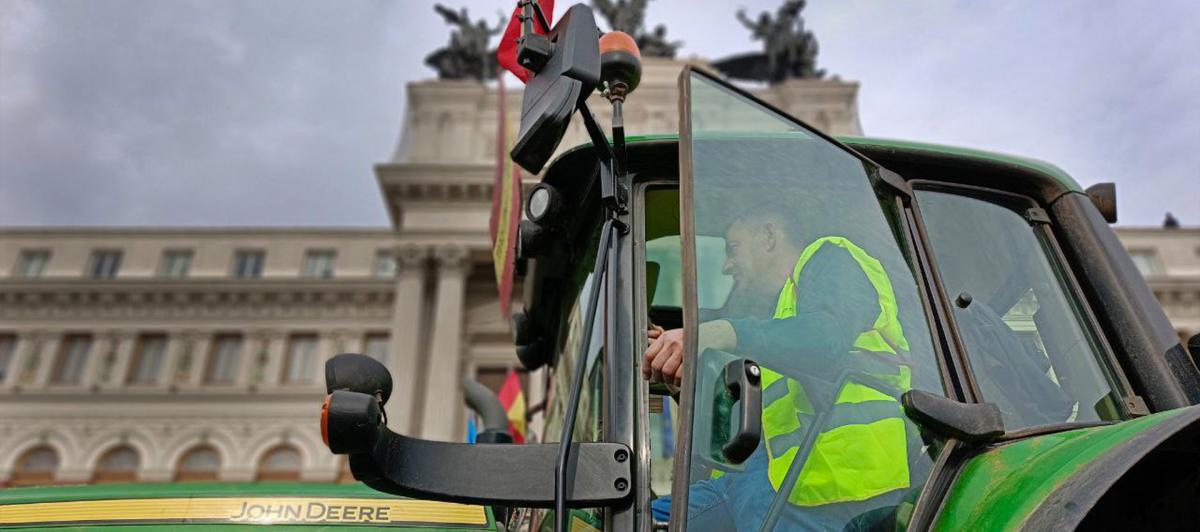 Uno de los tractores que se ha plantado ante el Ministerio de Agricultura tras el desencuentro con la policía