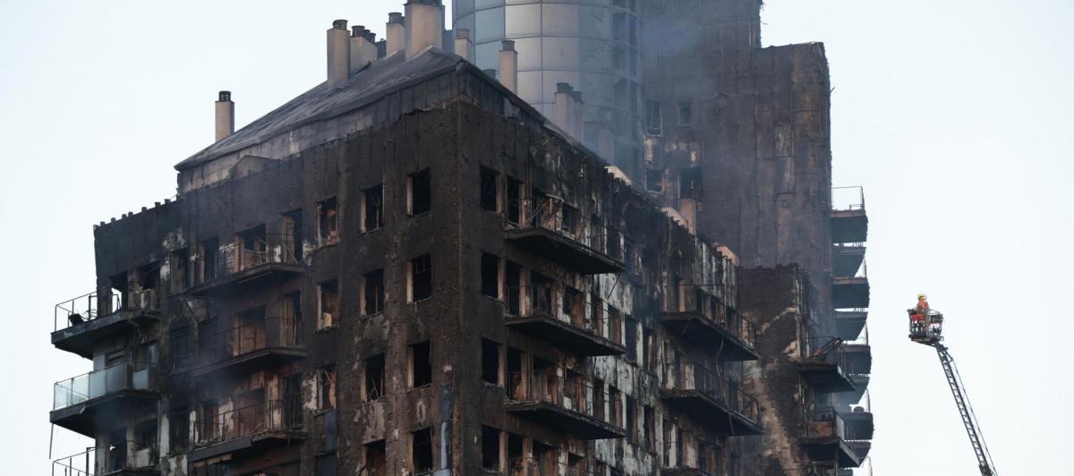 Los bomberos continúan trabajando este viernes tras el fulminante y devastador incendio en un edificio en el barrio de Canamar, Valencia