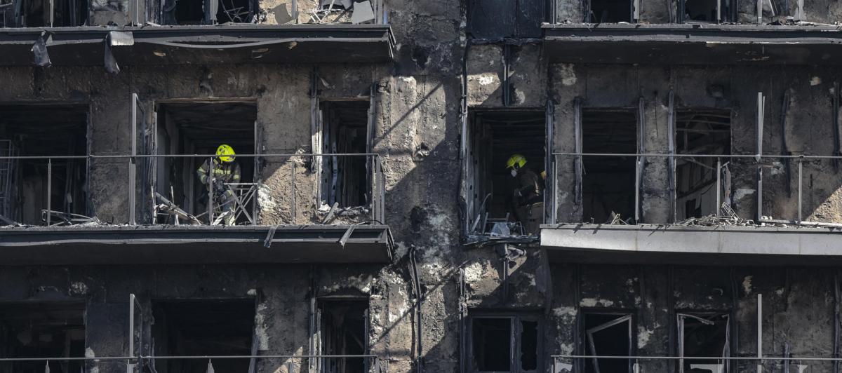 Los bomberos han empezado a acceder al interior del edificio incendiado en el barrio de Campanar de València para tratar de localizar a las posibles víctimas.