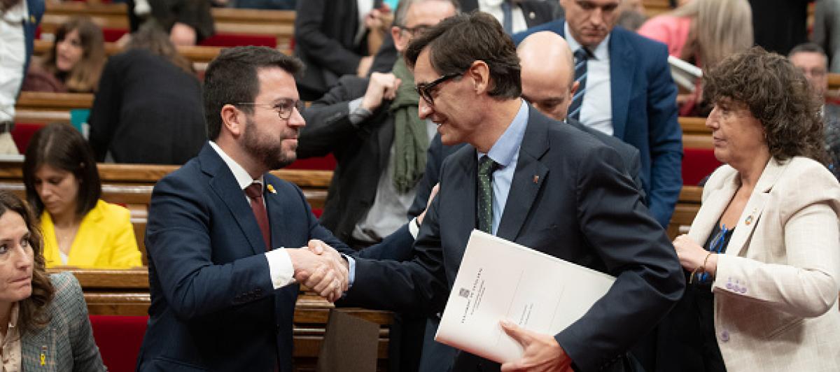 El president de la Generalitat de Catalunya, Pere Aragonès, y el primer secretario del PSC, Salvador Illa; en una imagen de archivo en el Parlament.