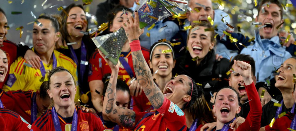 Jenni Hermoso levanta el trofeo de la Nations League