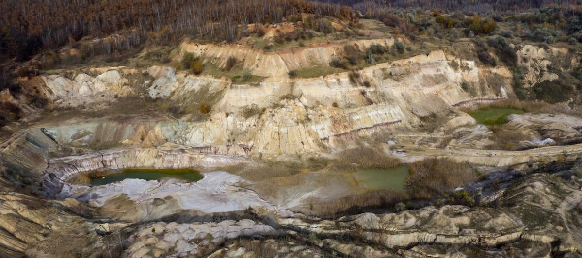 Vista aérea de una mina a cielo abierto abandonada en Europa.