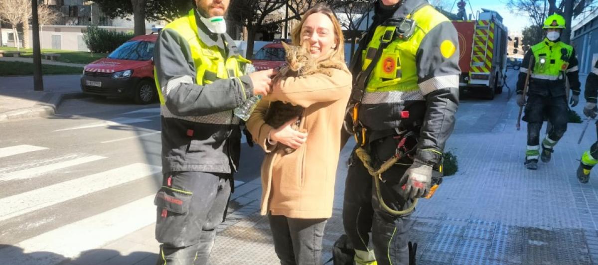 Los bomberos entrega a Coco a su dueña.