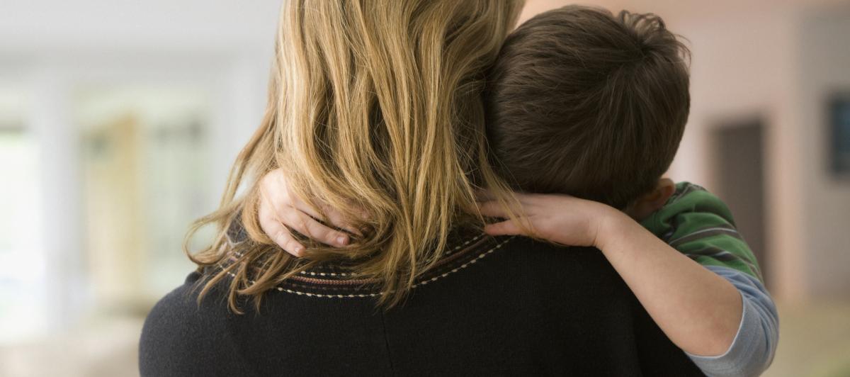 Foto de archivo de una madre con su hijo.
