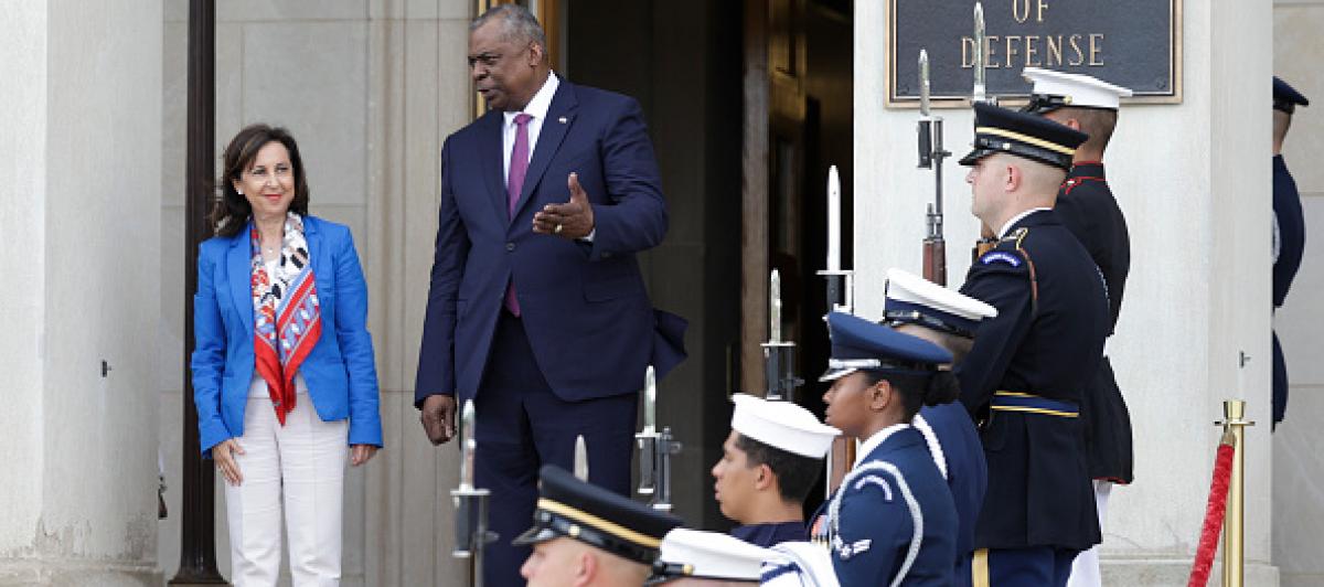 La ministra de Defensa, Margarita Robles y Lloyd Austin, secretario Estado Defensa EEUU, en una imagen de archivo.