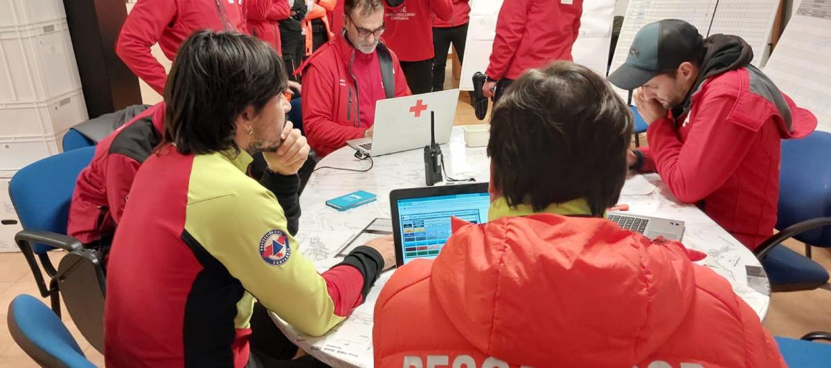 Operativo de rescate organizado en Cantabria para rescatar a cuatro espeleólogos atrapados en una cueva de Arredondo.