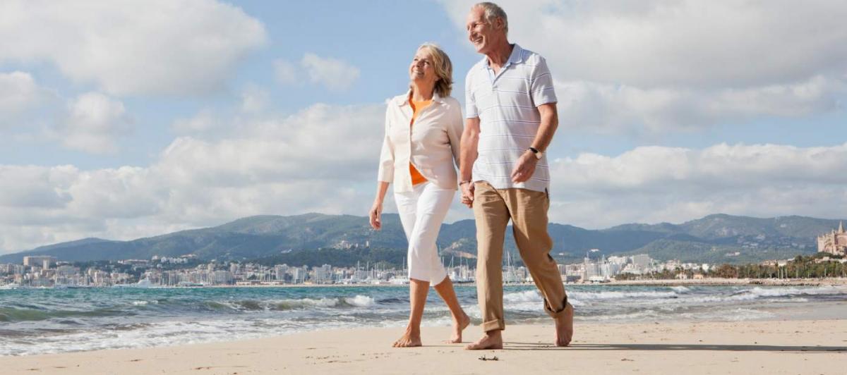 Pareja paseando por la playa