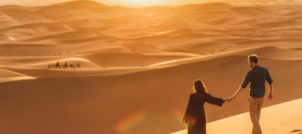 Pareja contemplando las dunas del Sahara