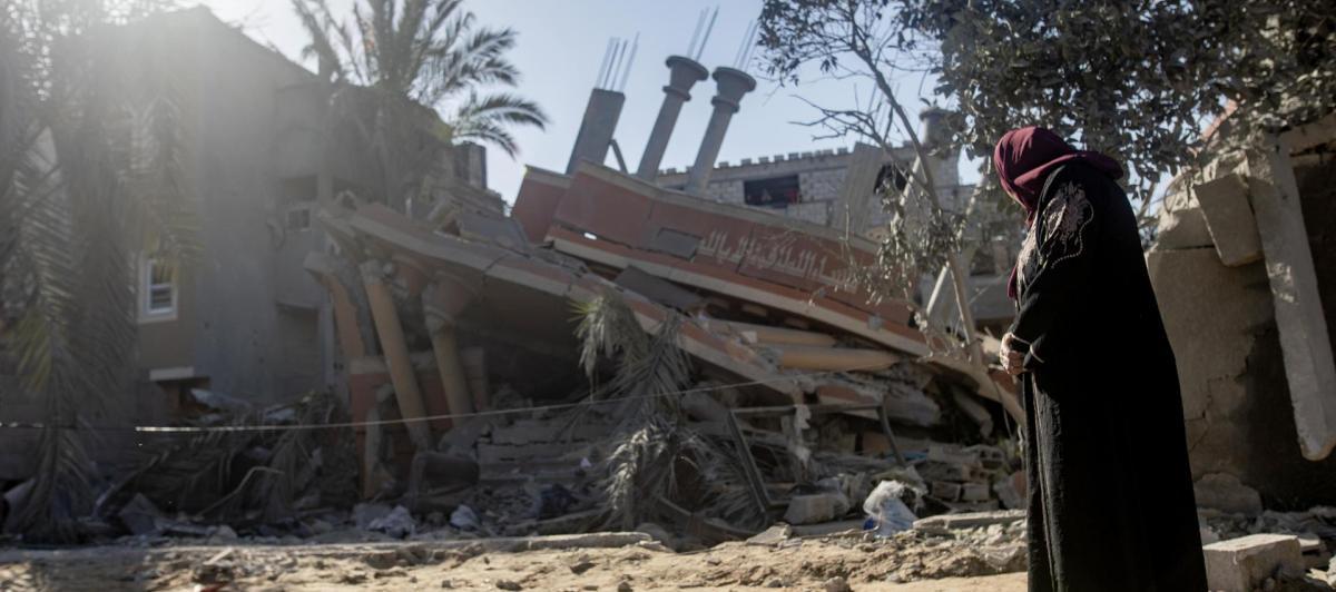 Una mujer palestina observa su casa destruida, en Yan Yunis (Gaza).