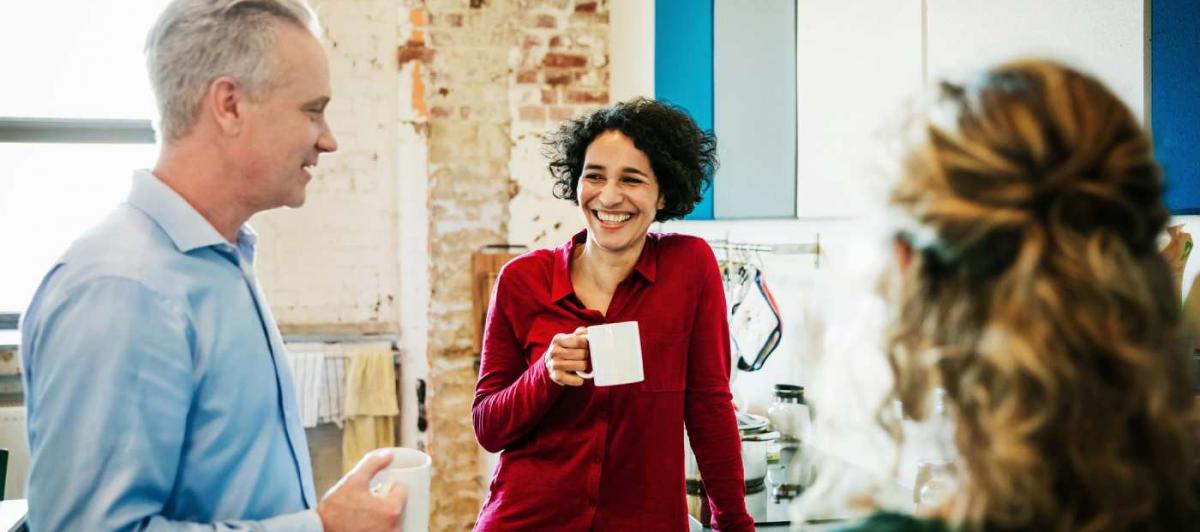 Una pausa de café entre compañeros de trabajo