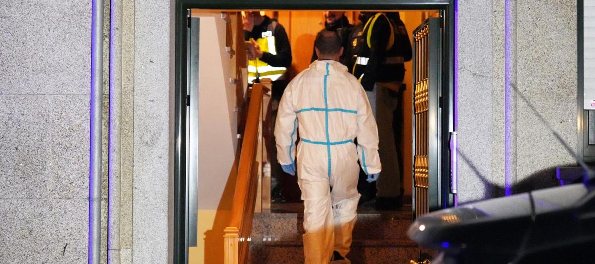 Agentes de la Policía Nacional en la vivienda donde un hombre ha matada a su expareja.