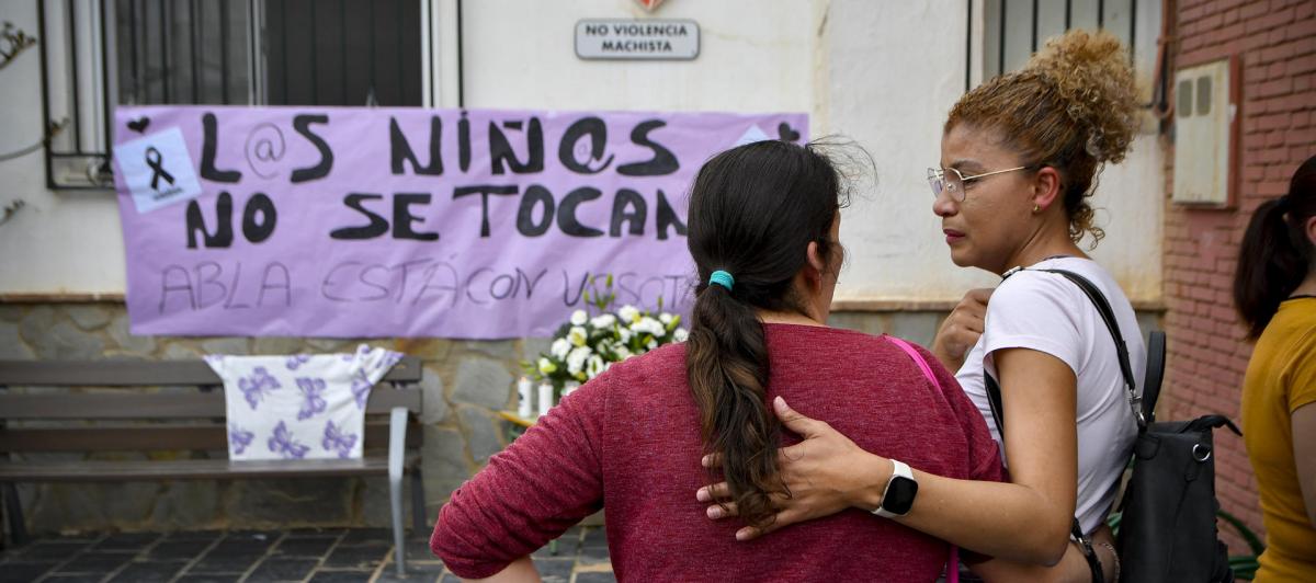 Vecinas de Abla colocan flores en el colegio donde estudiaba una de las niñas asesinadas por su padre en Almería.