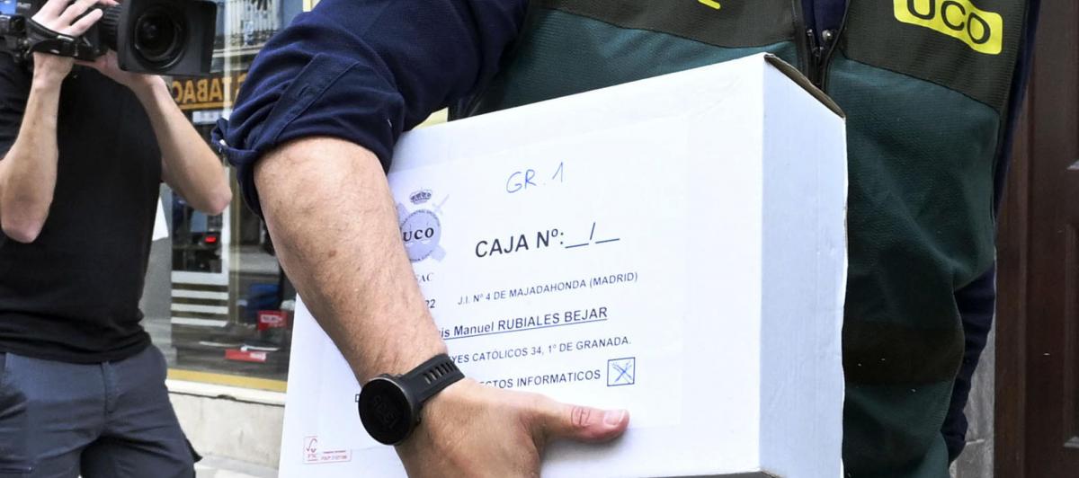 Agentes de la UCO abandonan la vivienda de Luis Rubiales en Granada.