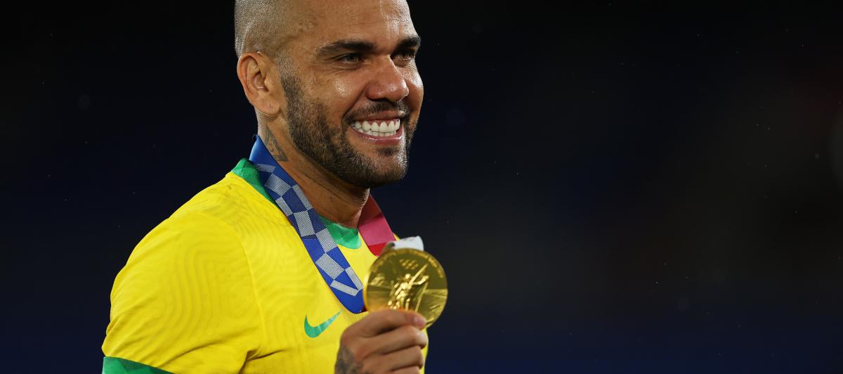 Dani Alves con la medalla de Oro de los JJOO de Tokio 2020.