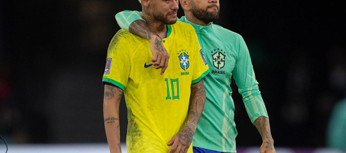 Neymar es consolado por Dani Alves, tras ser eliminada la 'canarinha' en el Mundial de Fútbol de Catar.