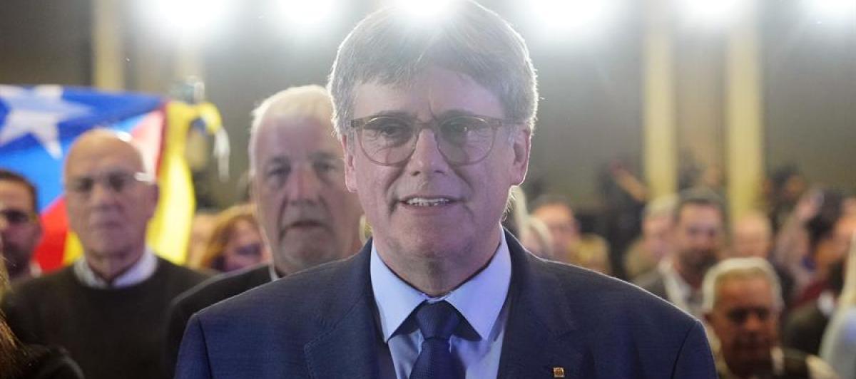 Carles Puigdemont, bajo el foco (literalmente)