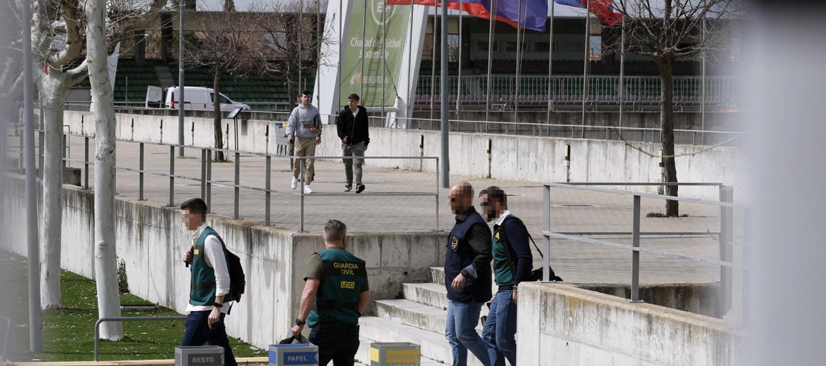 Agentes de la UCO, a la salida de la sede de la Federación Española de Fútbol, en el marco del registro realizado.