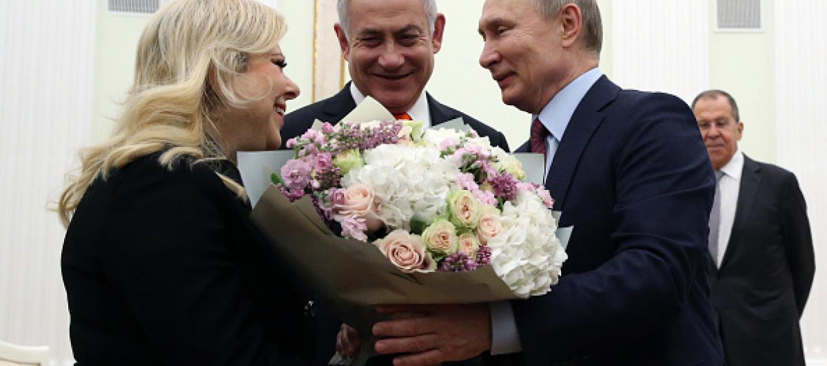 Vladimir Putin, acompañado del primer ministro israelí Benjamin Netanyahu y su esposa, en una imagen de archivo.