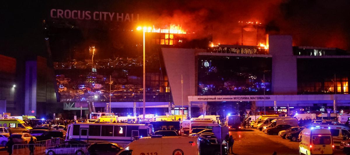 Imagen del incendio en la sala de conciertos Crocus City Hall de Moscú tras el atentado del Estado Islámico