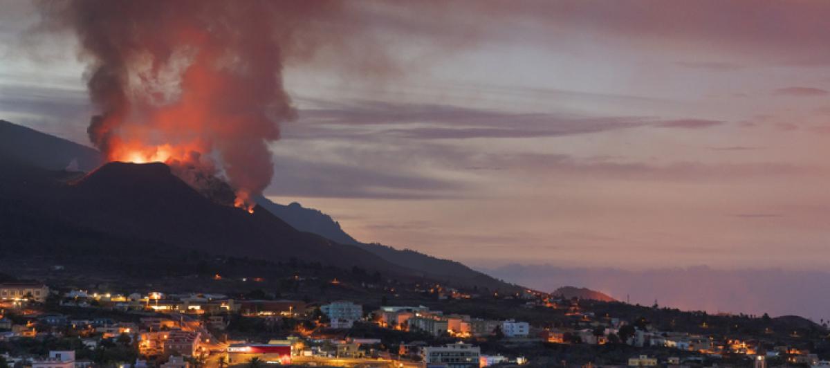 Casas del pueblo de El Paso, ante el volcán de La Palma (Canarias).