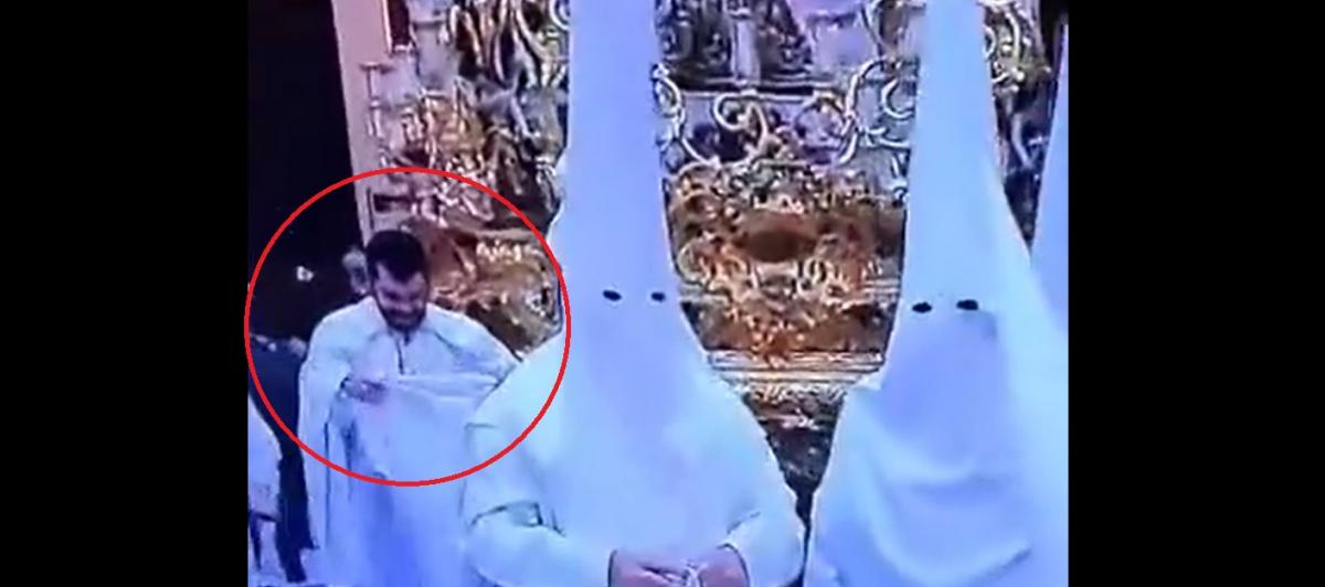 Nazareno frente a un paso de Semana Santa