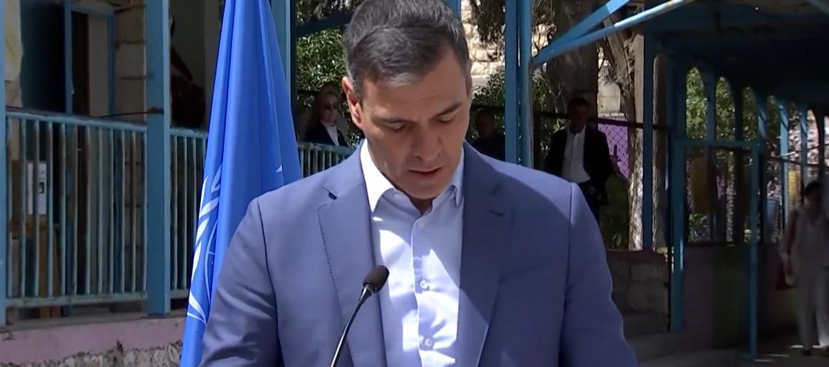 El presidente del Gobierno, Pedro Sánchez, durante su comparecencia desde un campo de refugiados de la UNWRA en Amán, la capital de Jordania.