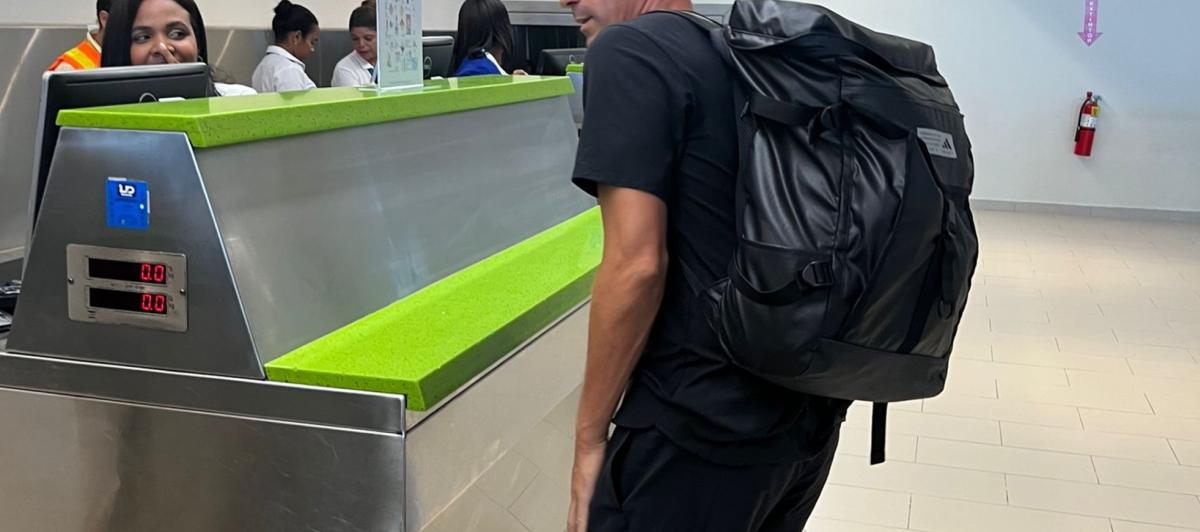 Luis Rubiales, expresidente de la RFEF, en el mostrador de facturación del aeropuerto de Punta Cana.