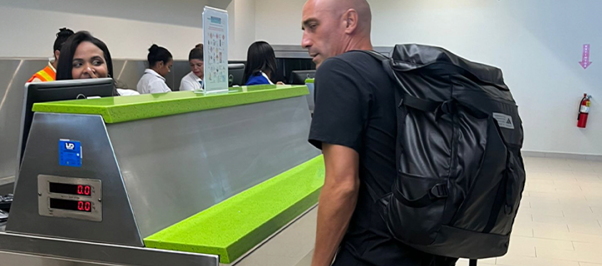 Luis Rubiales, expresidente de la RFEF, en el mostrador de facturación del aeropuerto de Punta Cana.