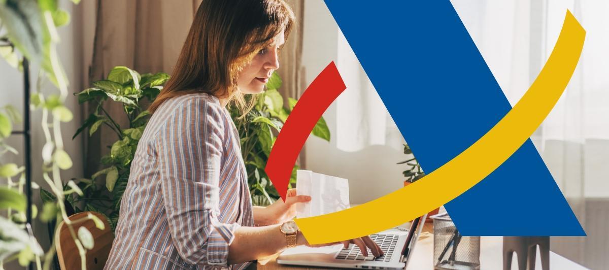 Mujer realizando la declaración de la Renta 2023-2024