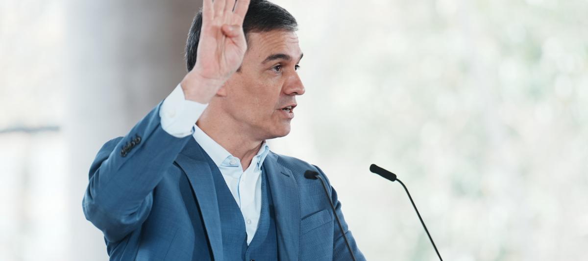 Pedro Sánchez haciendo un gesto con cuatro dedos.