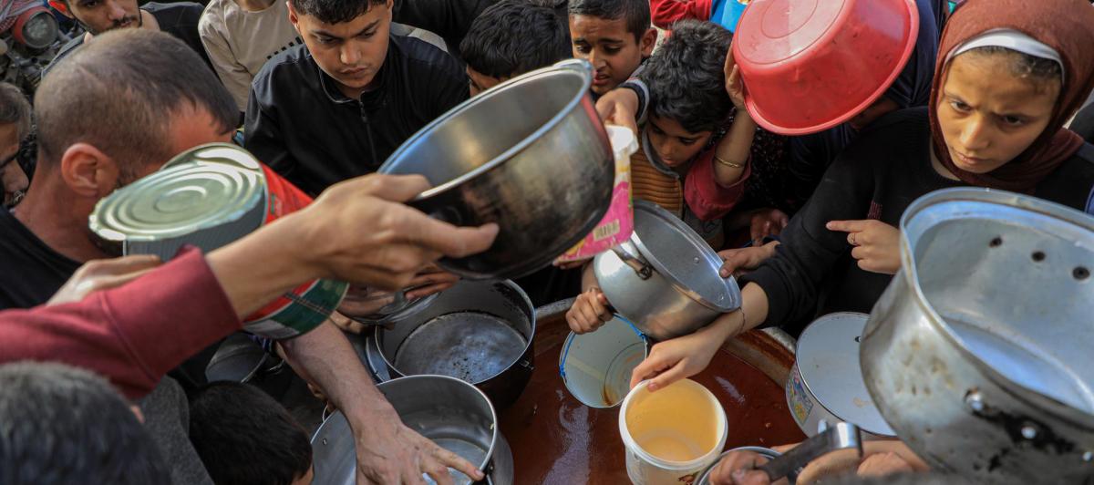 Palestinos recibiendo alimentos y ayuda humanitaria en la Franja de Gaza