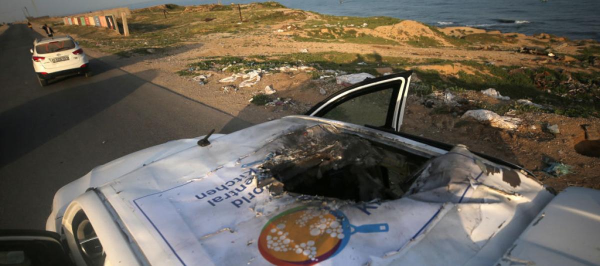 Restos de uno de los coches de World Central Kitchen atacados "por error" por Israel