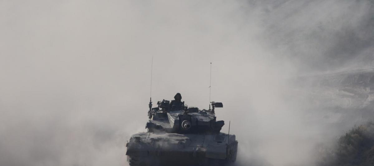 Imagen de archivo de un tanque israelí desplazándose por la frontera con la Franja de Gaza.