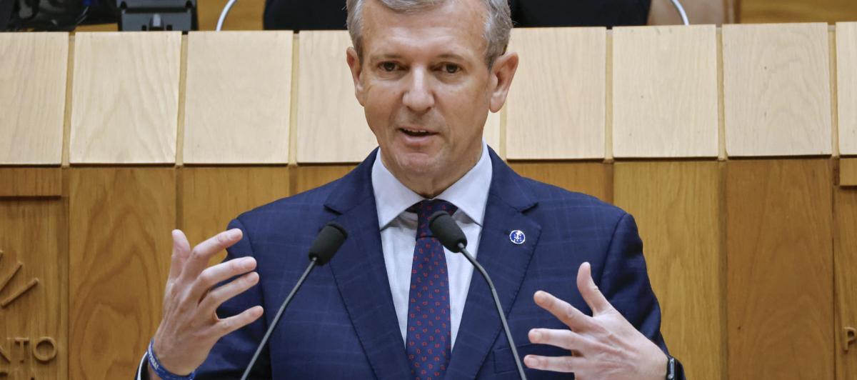 El presidente de la Xunta en funciones, Alfonso Rueda, durante su discurso al comienzo de la primera jornada del Debate de su investidura, este martes en Santiago de Compostela.