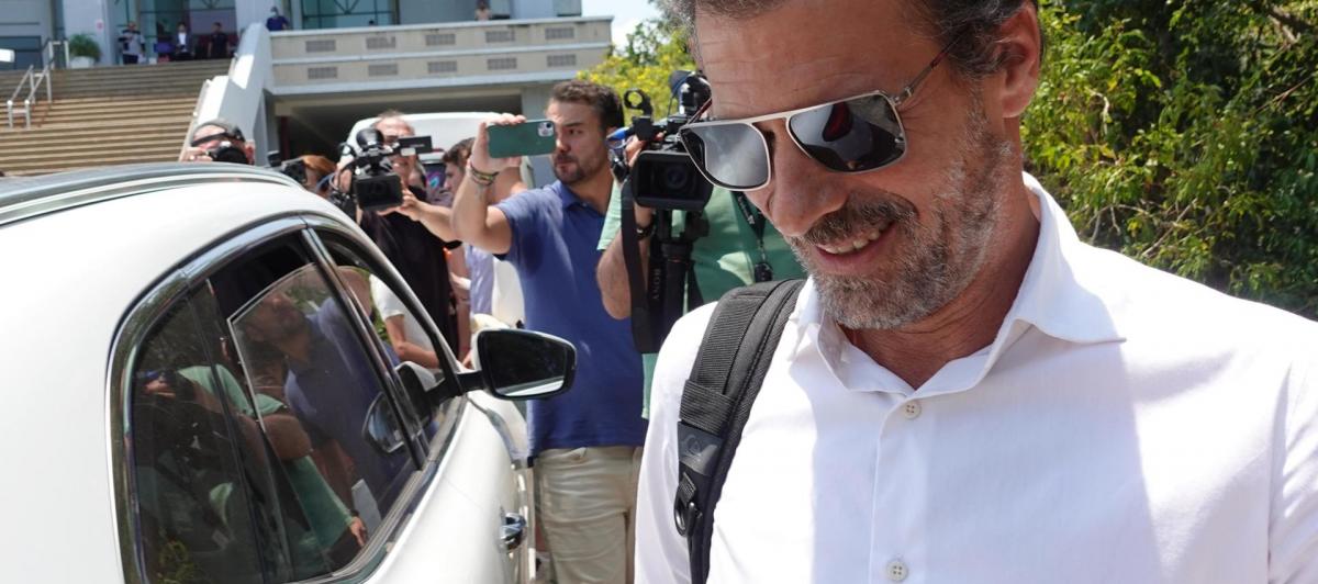 El padre de Daniel Sancho, el actor Rodolfo Sancho, abandona el tribunal tailandés después de la primera jornada de juicio.