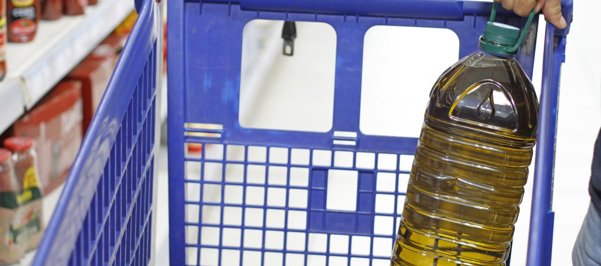 Compra de una garrafa de aceite de oliva en el supermercado.