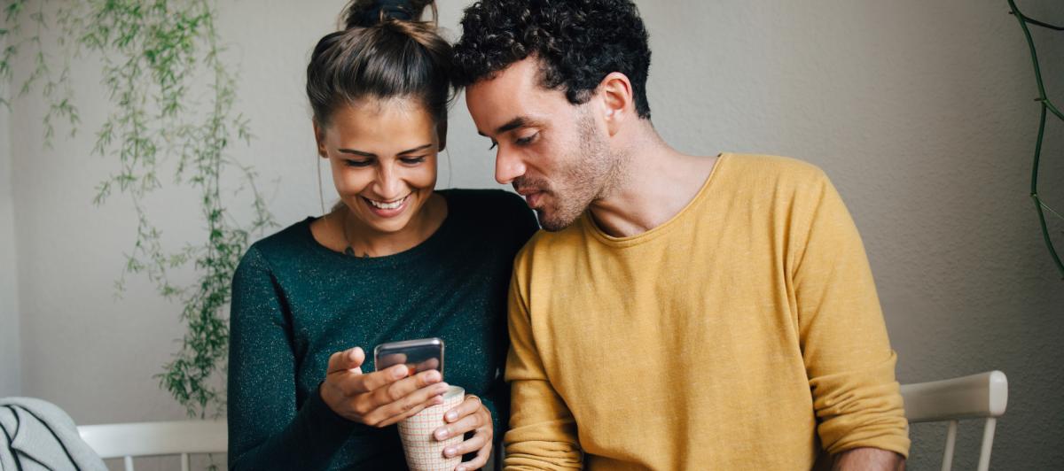 Una pareja con el móvil.