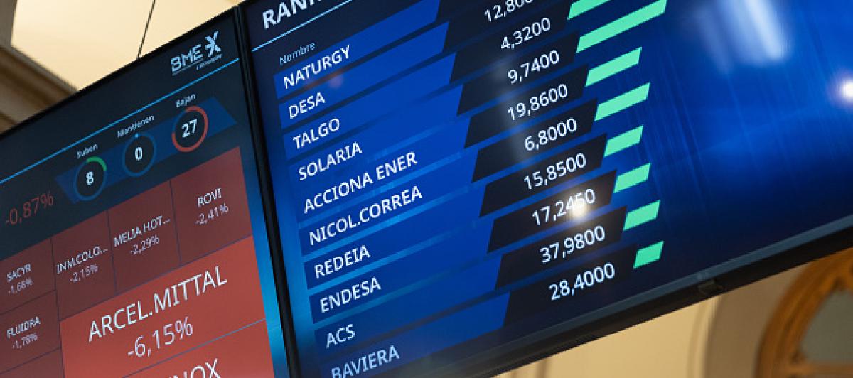 Imagen de archivo de los paneles de la Bolsa de Madrid, con el indicador de Naturgy.
