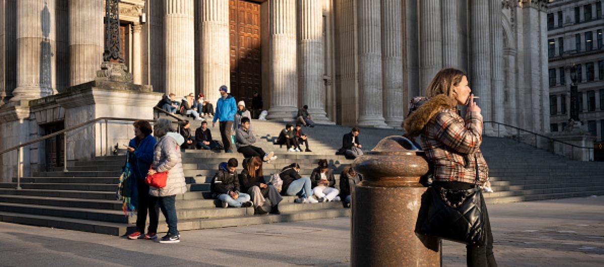 Una joven fumándose un pitillo ante las puertas de la catedral de St Paul's, en Londres (Reino Unido).